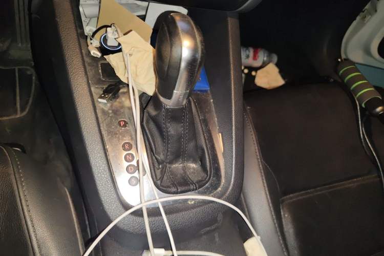 Used Volkswagen Sagitar 2012 1.6L Automatic Comfort Edition Gear Lever