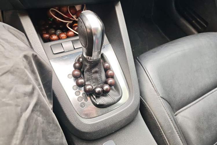 Used Volkswagen Sagitar 2012 1.6L Automatic Comfort Edition Gear Lever