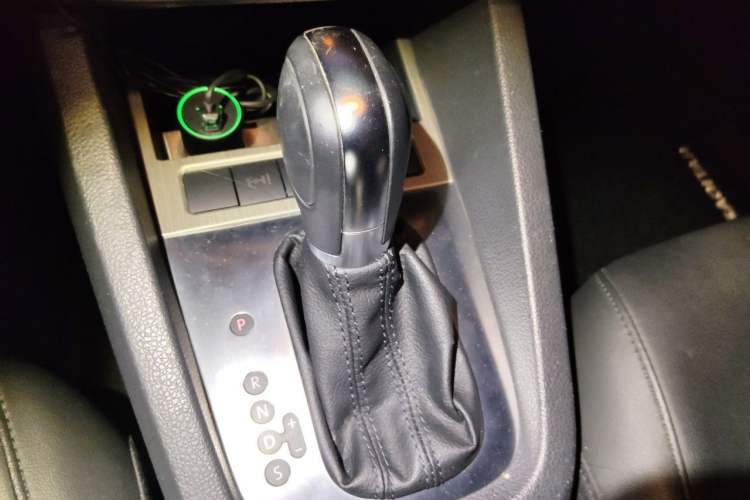 Used Volkswagen Sagitar 2012 1.6L Automatic Comfort Edition Gear Lever