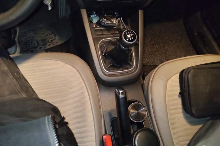 Used Volkswagen Sagitar 2012 1.6L Manual Comfort Model Gear Lever