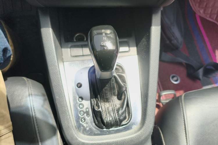 Used Volkswagen Sagitar 2012 1.6L Automatic Comfort Edition Gear Lever
