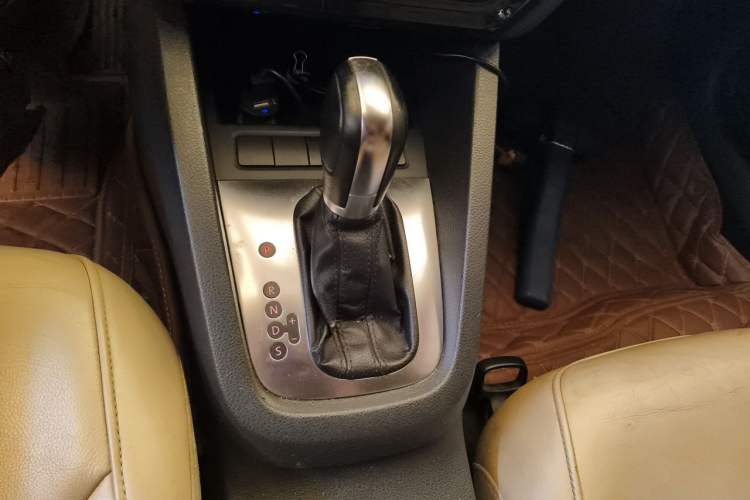 Used Volkswagen Sagitar 2012 1.6L Automatic Comfort Edition Gear Lever