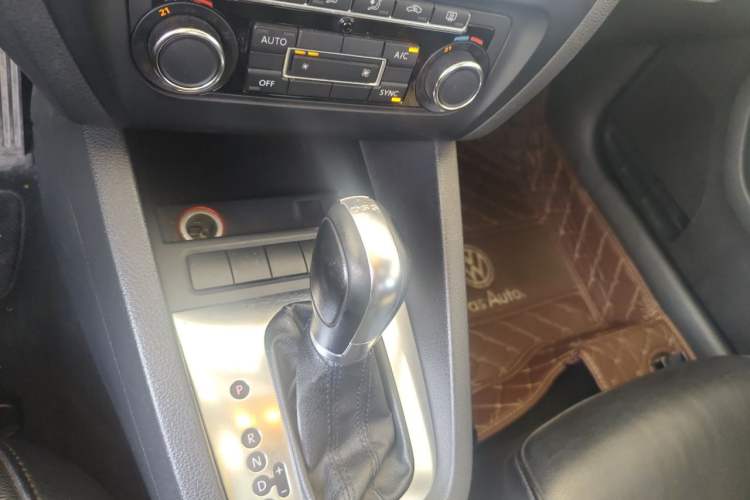 Used Volkswagen Sagitar 2012 1.4TSI Automatic Luxury Edition Gear Lever