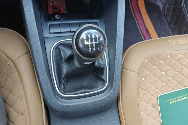 Used Volkswagen Sagitar 2012 1.4TSI Manual Luxury Model Gear Lever