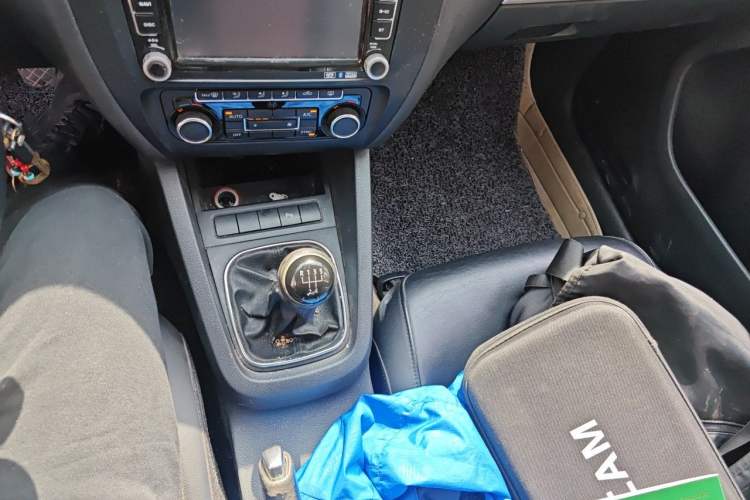 Used Volkswagen Sagitar 2012 1.4TSI Manual Luxury Model Gear Lever