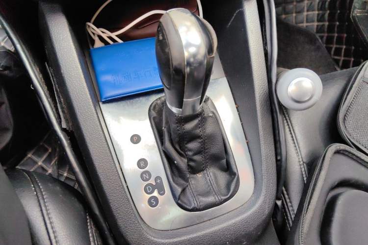 Used Volkswagen Sagitar 2012 1.6L Automatic Comfort Edition Gear Lever
