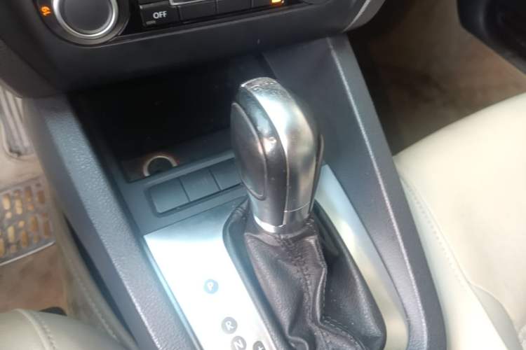 Used Volkswagen Sagitar 2012 1.4TSI Automatic Luxury Edition Gear Lever