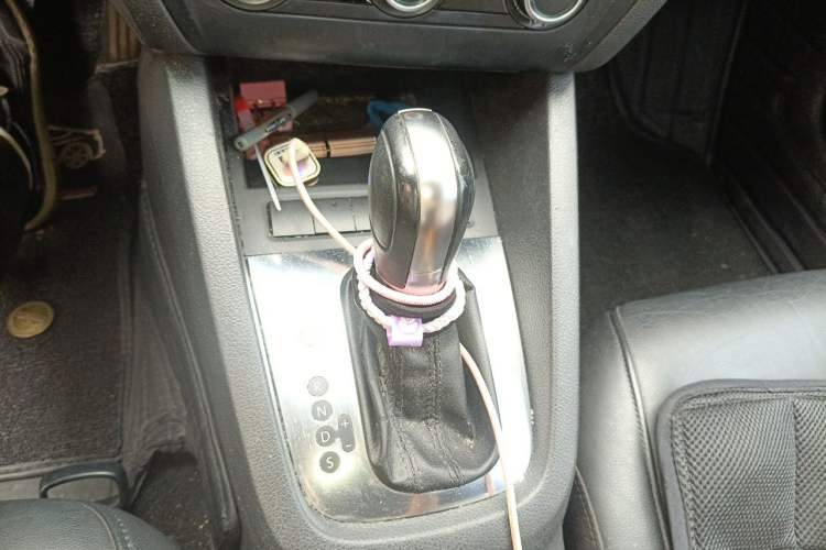Used Volkswagen Sagitar 2012 1.6L Automatic Comfort Edition Gear Lever