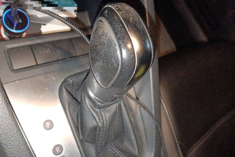Used Volkswagen Sagitar 2012 1.6L Automatic Comfort Edition Gear Lever