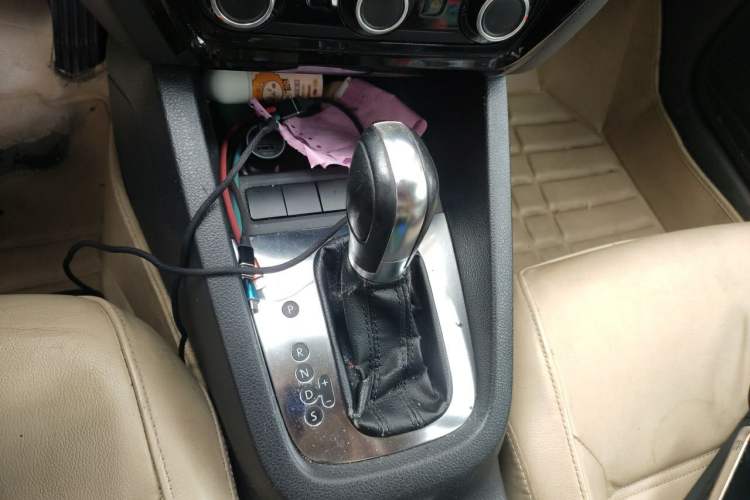 Used Volkswagen Sagitar 2012 1.6L Automatic Comfort Edition Gear Lever