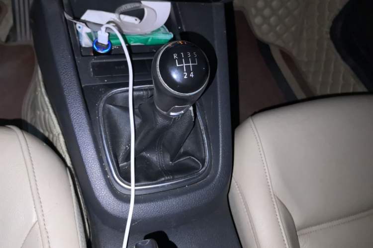 Used Volkswagen Sagitar 2012 1.4TSI Manual Luxury Model Gear Lever