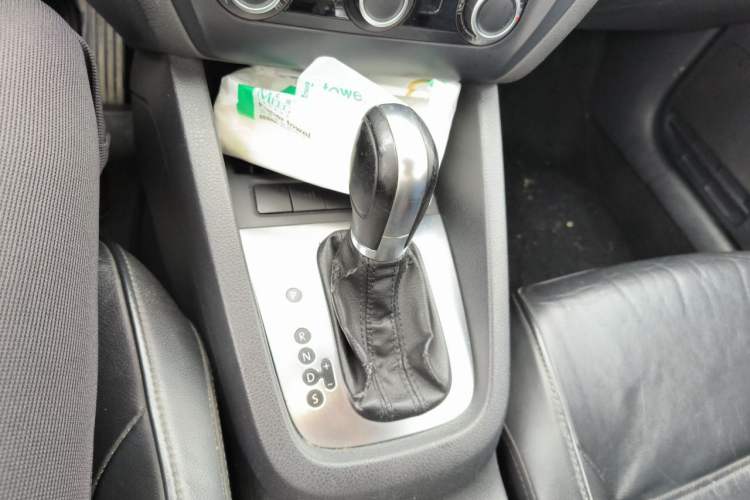 Used Volkswagen Sagitar 2012 1.6L Automatic Comfort Edition Gear Lever