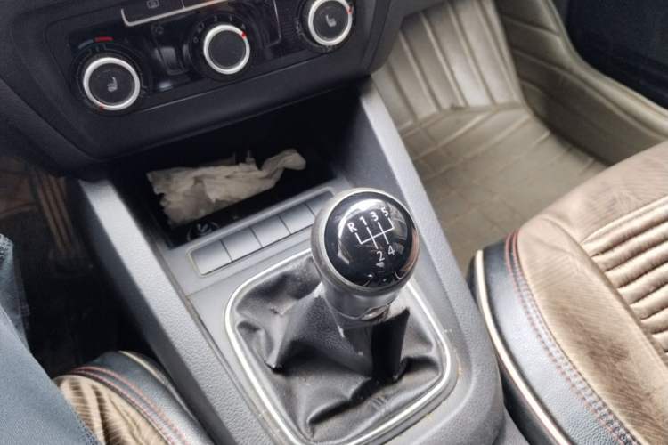 Used Volkswagen Sagitar 2012 1.6L Manual Comfort Model Gear Lever