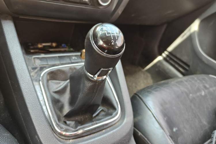Used Volkswagen Sagitar 2012 1.4TSI Manual Luxury Model Gear Lever