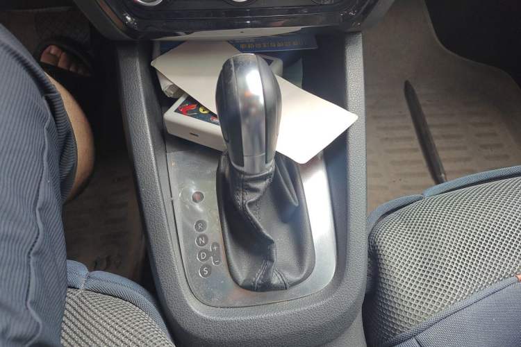 Used Volkswagen Sagitar 2012 1.6L Automatic Comfort Edition Gear Lever