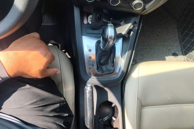 Used Volkswagen Sagitar 2012 1.6L Automatic Comfort Edition Gear Lever