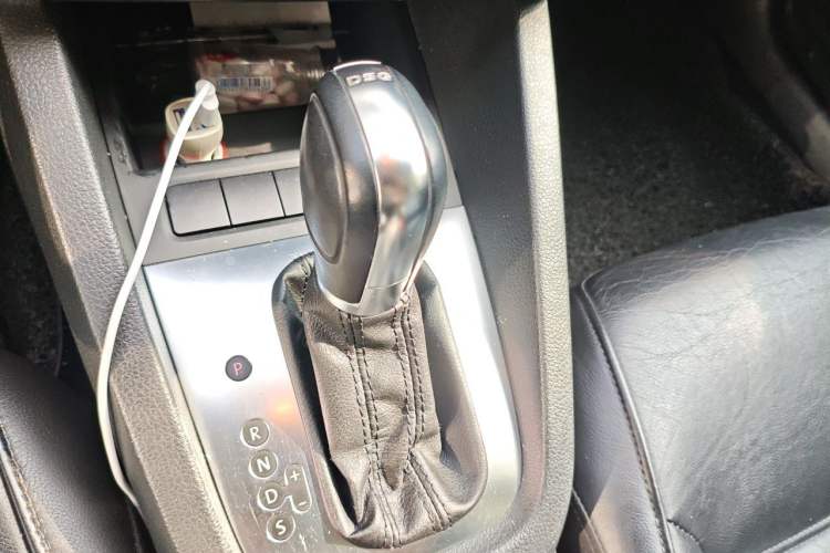 Used Volkswagen Sagitar 2012 1.4TSI Automatic Luxury Edition Gear Lever
