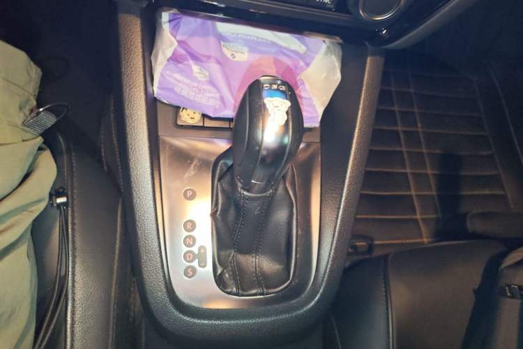 Used Volkswagen Sagitar 2012 1.4TSI Automatic Luxury Edition Gear Lever