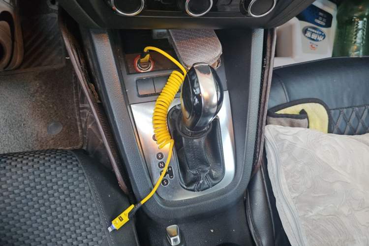 Used Volkswagen Sagitar 2012 1.6L Automatic Fashion Edition Gear Lever