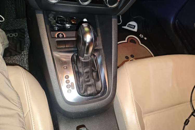 Used Volkswagen Sagitar 2012 1.6L Automatic Comfort Edition Gear Lever