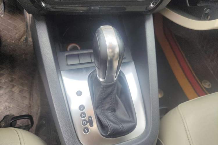 Used Volkswagen Sagitar 2012 1.4TSI Automatic Luxury Edition Gear Lever