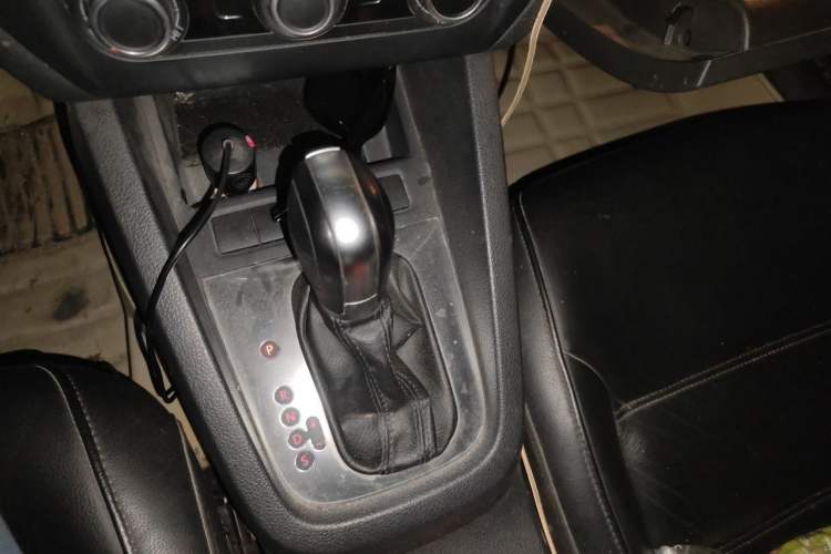Used Volkswagen Sagitar 2012 1.6L Automatic Comfort Edition Gear Lever