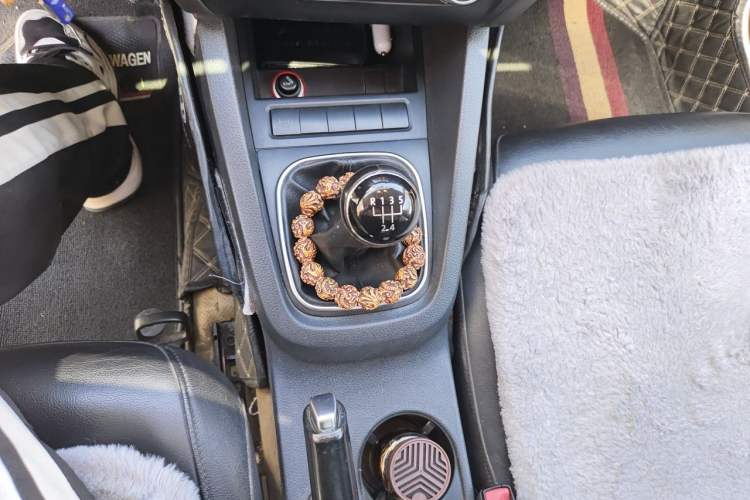 Used Volkswagen Sagitar 2012 1.6L Manual Comfort Model Gear Lever