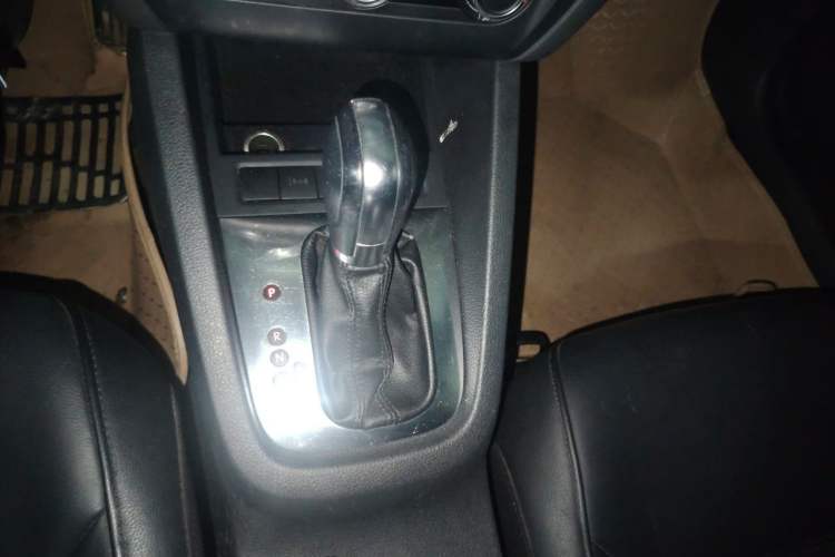 Used Volkswagen Sagitar 2012 1.6L Automatic Comfort Edition Gear Lever