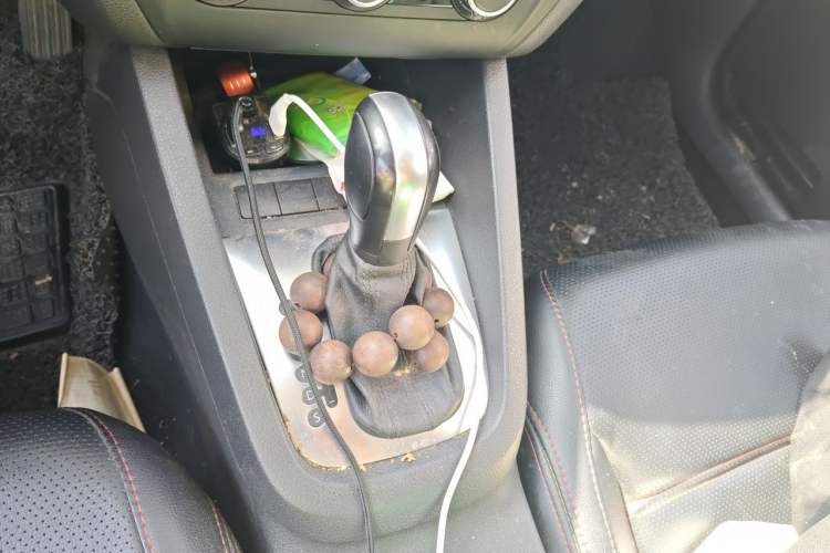 Used Volkswagen Sagitar 2012 1.6L Automatic Fashion Edition Gear Lever