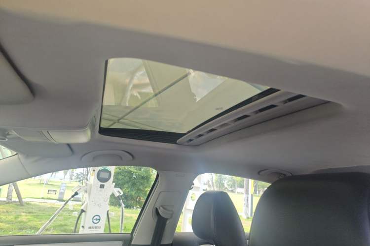 Used Volkswagen Sagitar 2012 1.4TSI Automatic Luxury Edition Headliner