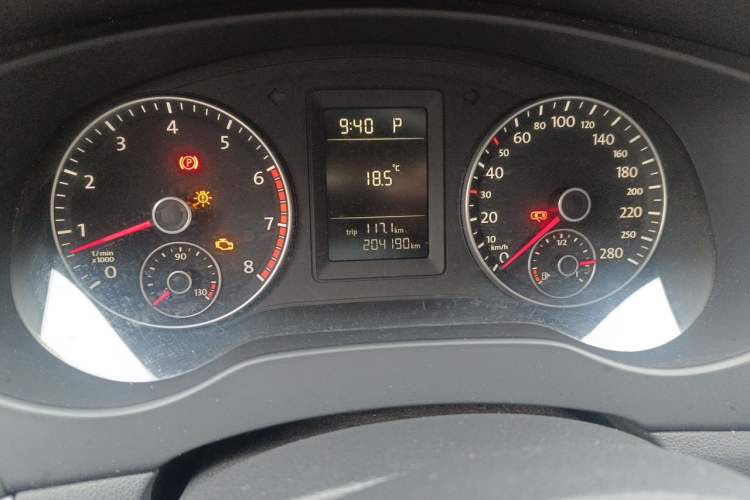 Used Volkswagen Sagitar 2012 1.4TSI Automatic Luxury Edition Odometer Close Up