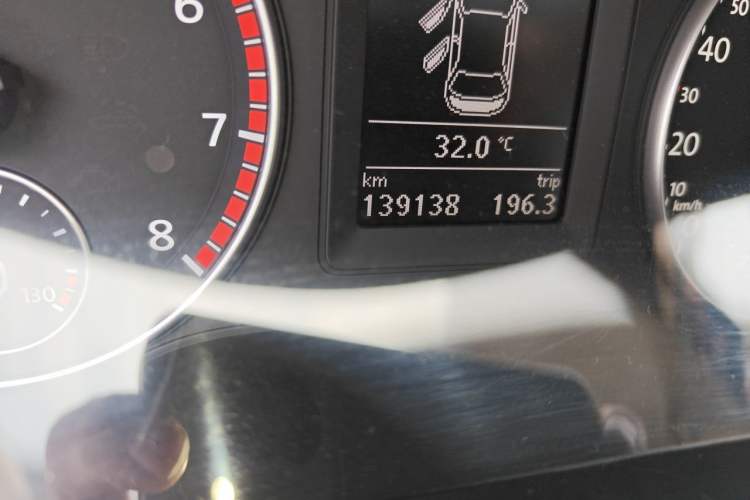 Used Volkswagen Sagitar 2012 1.4TSI Automatic Luxury Edition Odometer Close Up