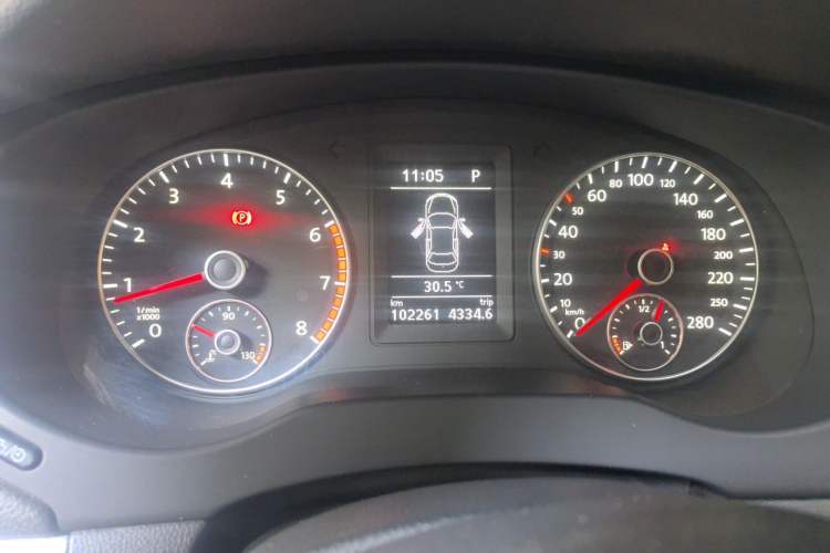 Used Volkswagen Sagitar 2012 1.4TSI Automatic Luxury Edition Odometer Close Up