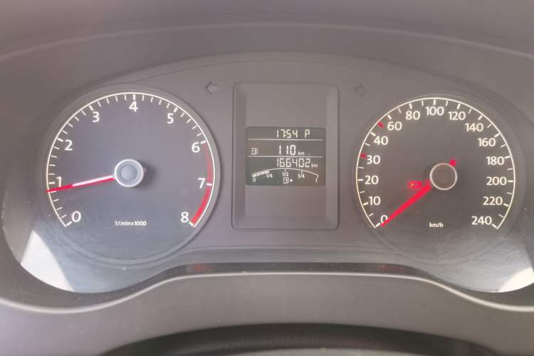 Used Volkswagen Sagitar 2012 1.6L Automatic Fashion Edition Odometer Close Up
