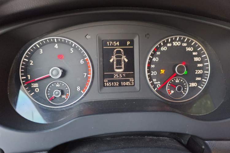 Used Volkswagen Sagitar 2012 1.4TSI Automatic Luxury Edition Odometer Close Up