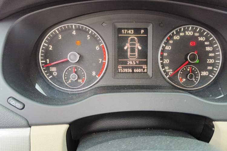 Used Volkswagen Sagitar 2012 1.4TSI Automatic Luxury Edition Odometer Close Up