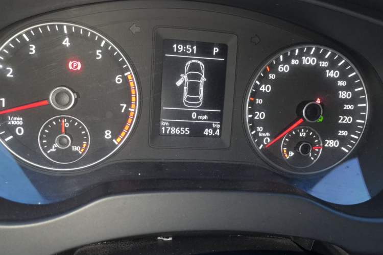 Used Volkswagen Sagitar 2012 1.4TSI Automatic Luxury Edition Odometer Close Up