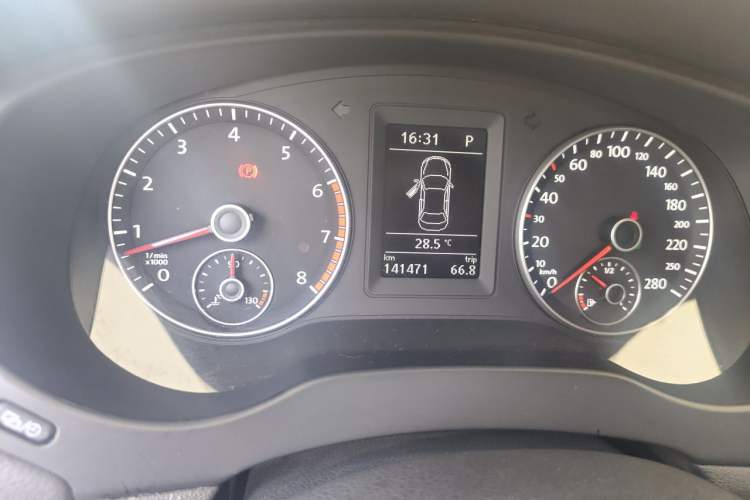 Used Volkswagen Sagitar 2012 1.4TSI Automatic Luxury Edition Odometer Close Up