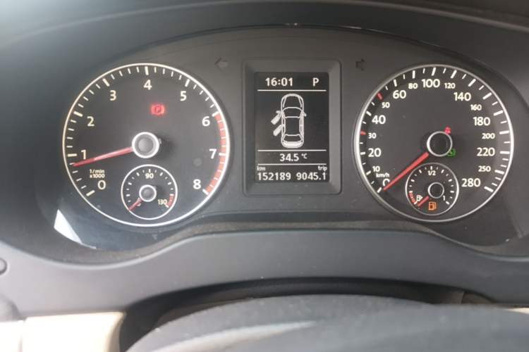 Used Volkswagen Sagitar 2012 1.4TSI Automatic Luxury Edition Odometer Close Up