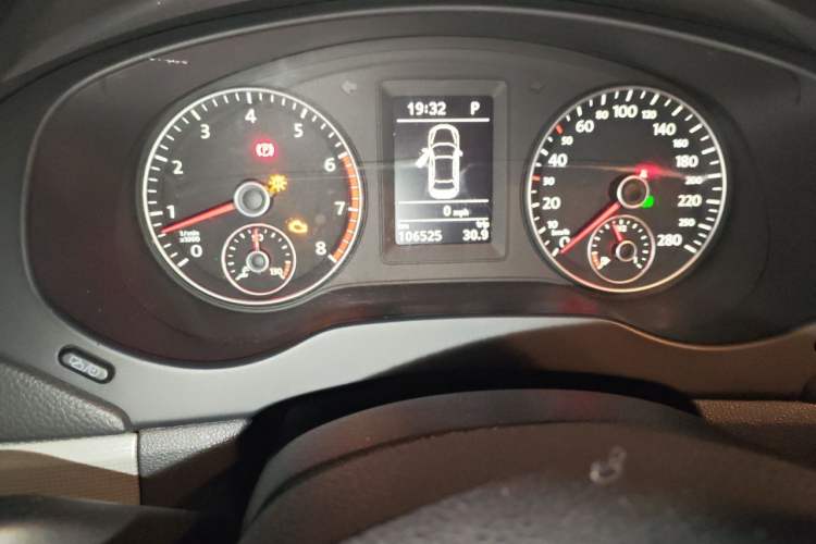 Used Volkswagen Sagitar 2012 1.4TSI Automatic Luxury Edition Odometer Close Up