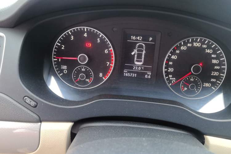 Used Volkswagen Sagitar 2012 1.4TSI Automatic Luxury Edition Odometer Close Up