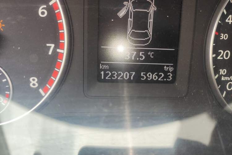 Used Volkswagen Sagitar 2012 1.4TSI Automatic Luxury Edition Odometer Close Up
