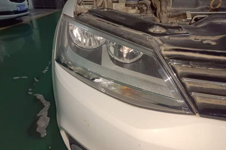 Used Volkswagen Sagitar 2012 1.4TSI Manual Luxury Model Right Front Headlight
