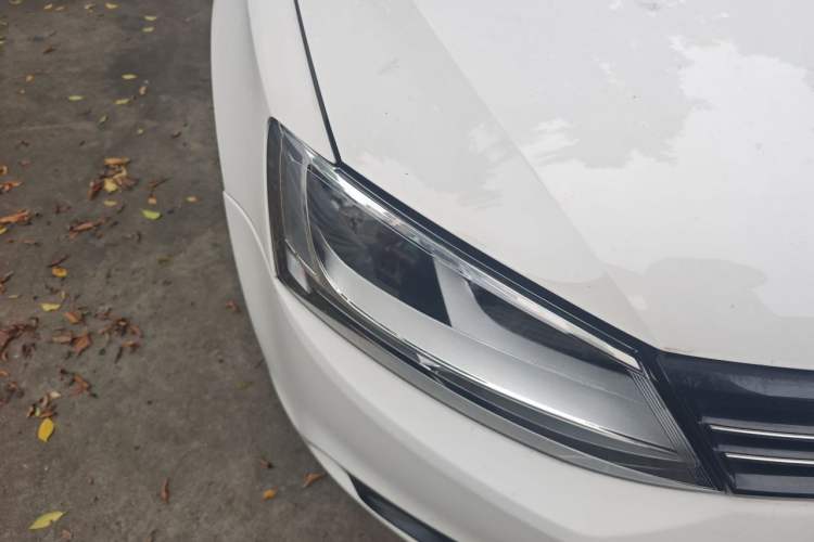 Used Volkswagen Sagitar 2012 1.6L Automatic Comfort Edition Right Front Headlight