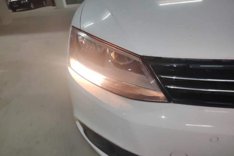 Used Volkswagen Sagitar 2012 1.4TSI Manual Luxury Model Right Front Headlight