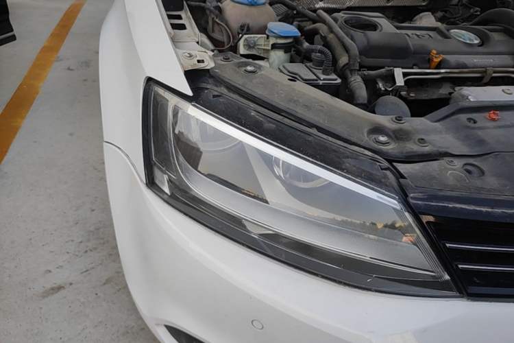 Used Volkswagen Sagitar 2012 1.4TSI Automatic Luxury Edition Right Front Headlight