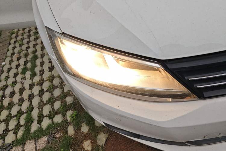 Used Volkswagen Sagitar 2012 1.4TSI Manual Luxury Model Right Front Headlight