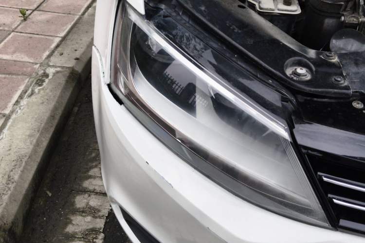 Used Volkswagen Sagitar 2012 1.6L Automatic Fashion Edition Right Front Headlight