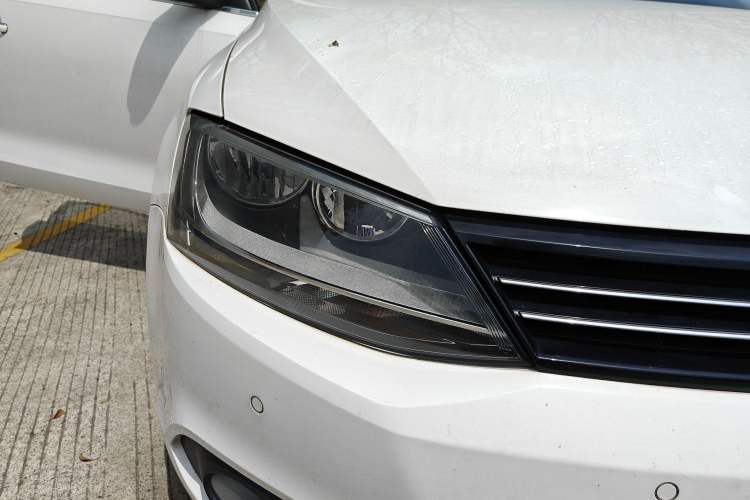 Used Volkswagen Sagitar 2012 1.4TSI Automatic Luxury Edition Right Front Headlight