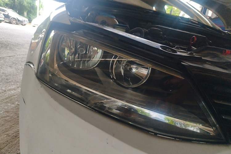 Used Volkswagen Sagitar 2012 1.6L Automatic Comfort Edition Right Front Headlight